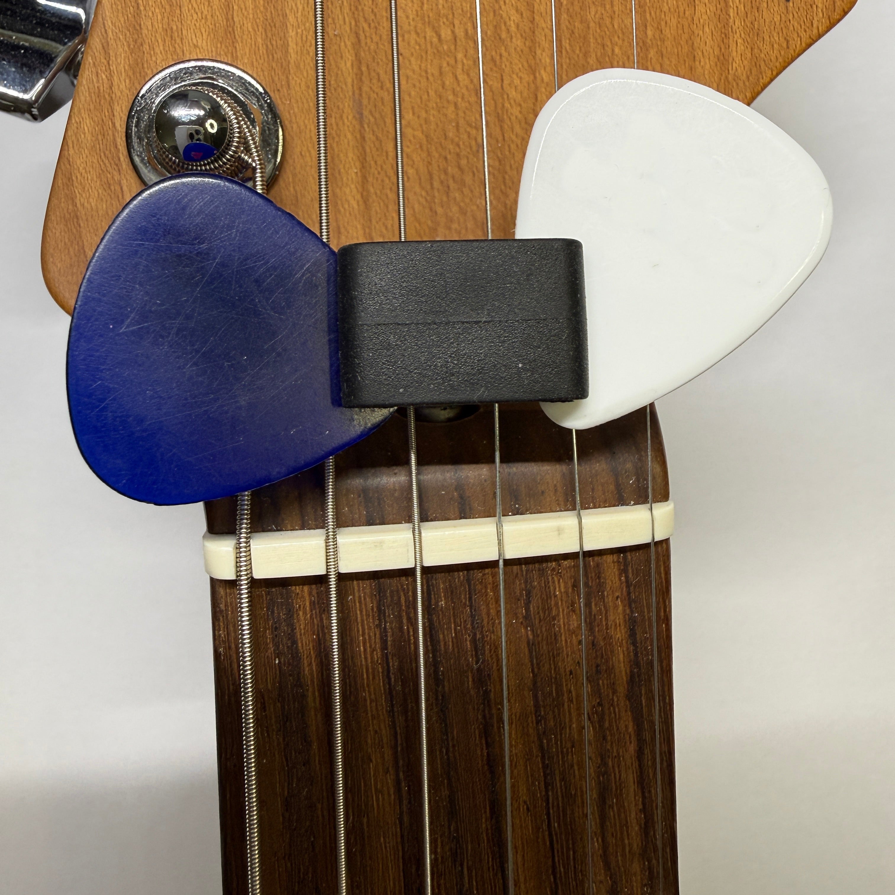 Guitar Pick Rubber Holder (Clip On Headstock)